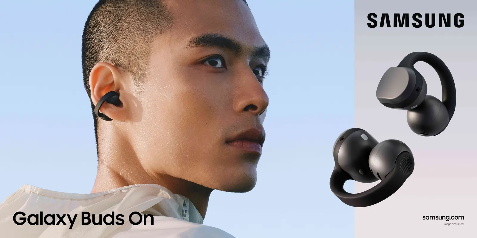 Hombre con un audífono Galaxy Buds On enganchado en la oreja junto a los dos audífonos negros
