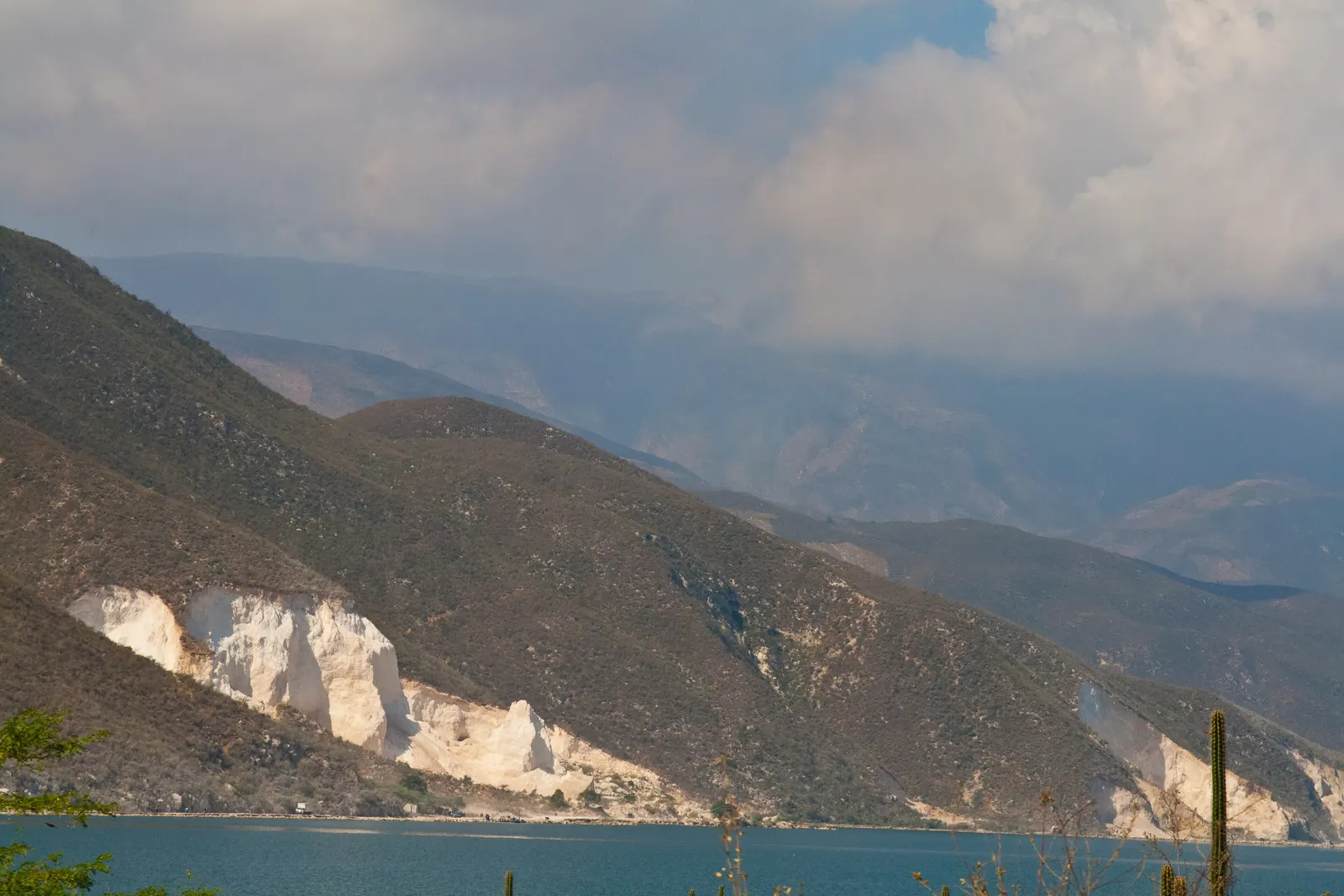 Montañas y orilla de un lago en Jimaní, en la zona fronteriza del suroeste de República Dominicana