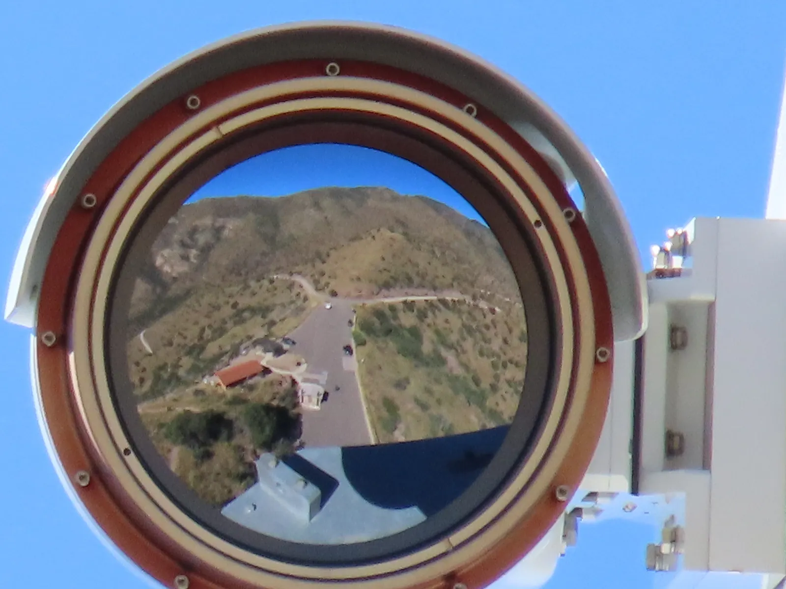 Primer plano del lente de una cámara instalada en una torre de vigilancia fija