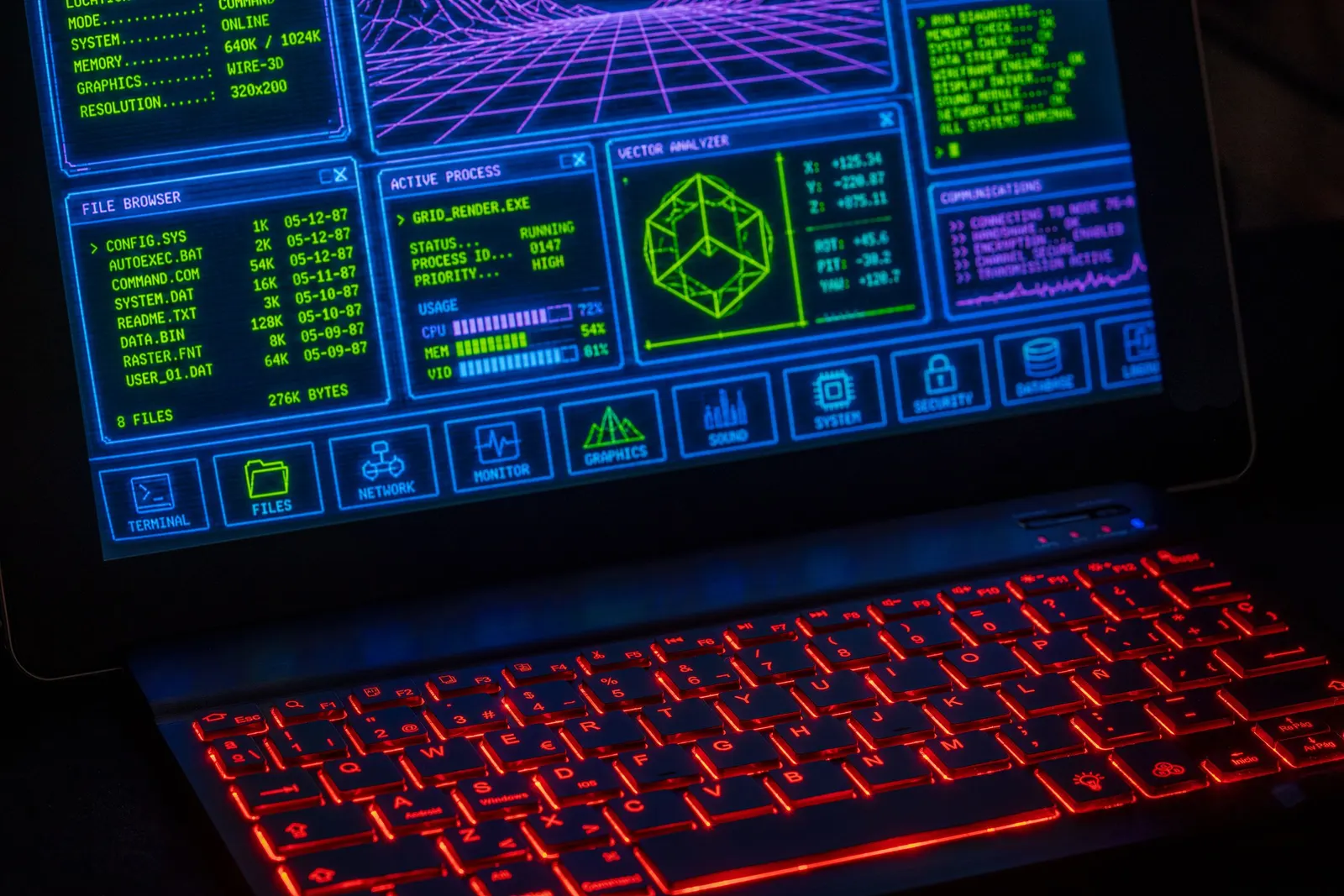 Computadora portátil con el teclado iluminado en rojo en una habitación oscura