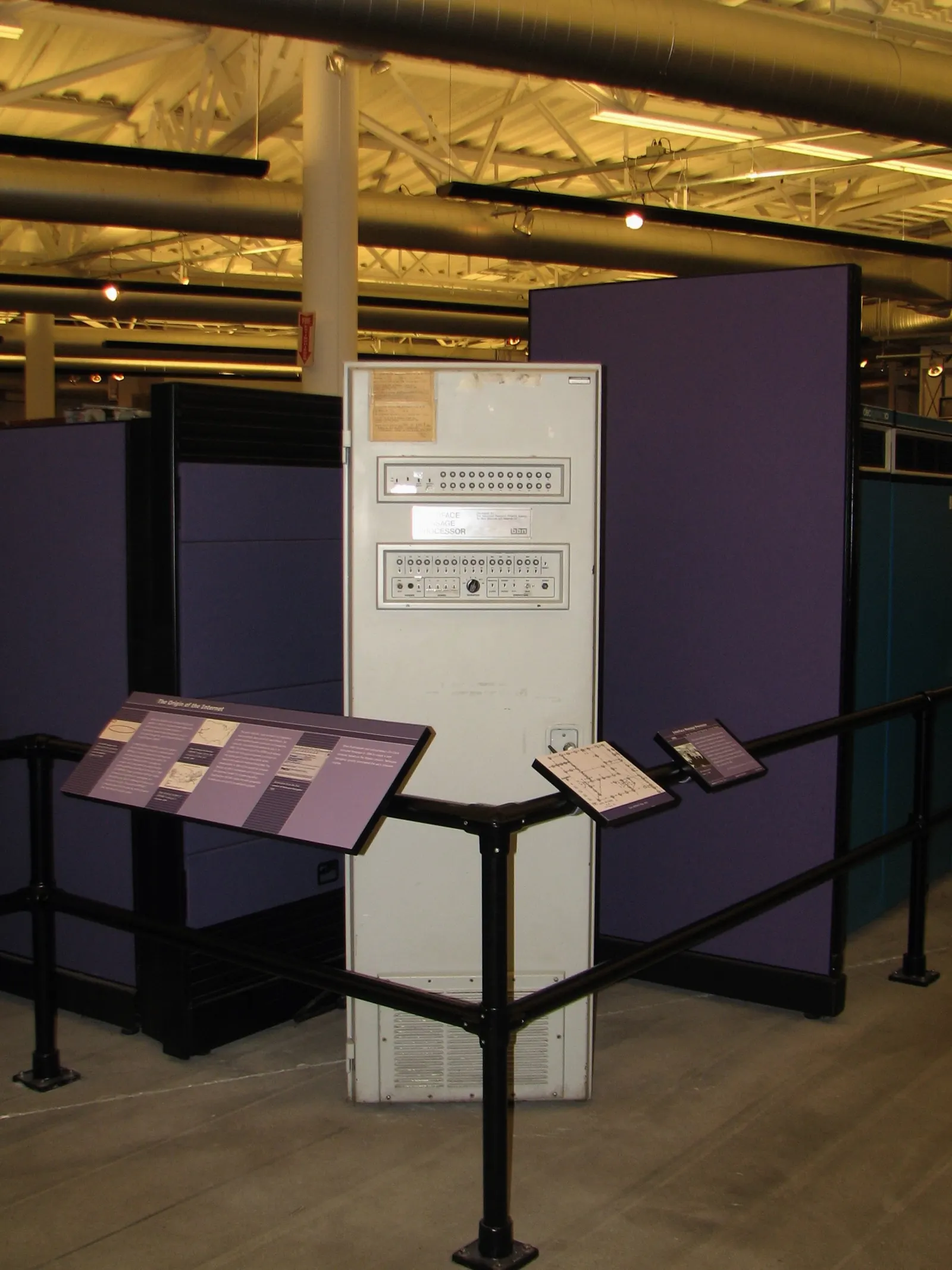 El IMP (Interface Message Processor) que se exhibe en el Computer History Museum