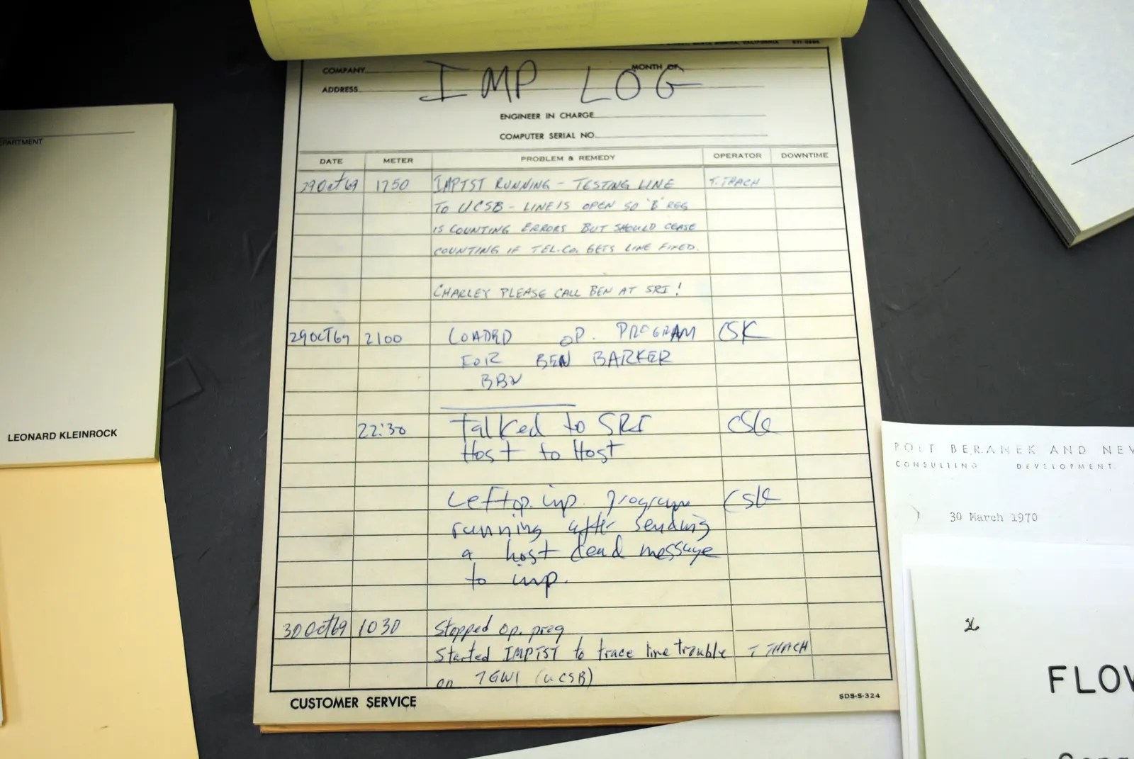 Página del cuaderno IMP Log de UCLA con la anotación de las 22:30 del 29 de octubre de 1969: «Talked to SRI host to host»