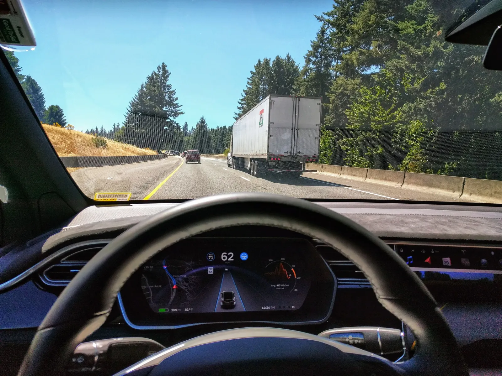 Tablero de un Tesla con el piloto automático activado en una autopista