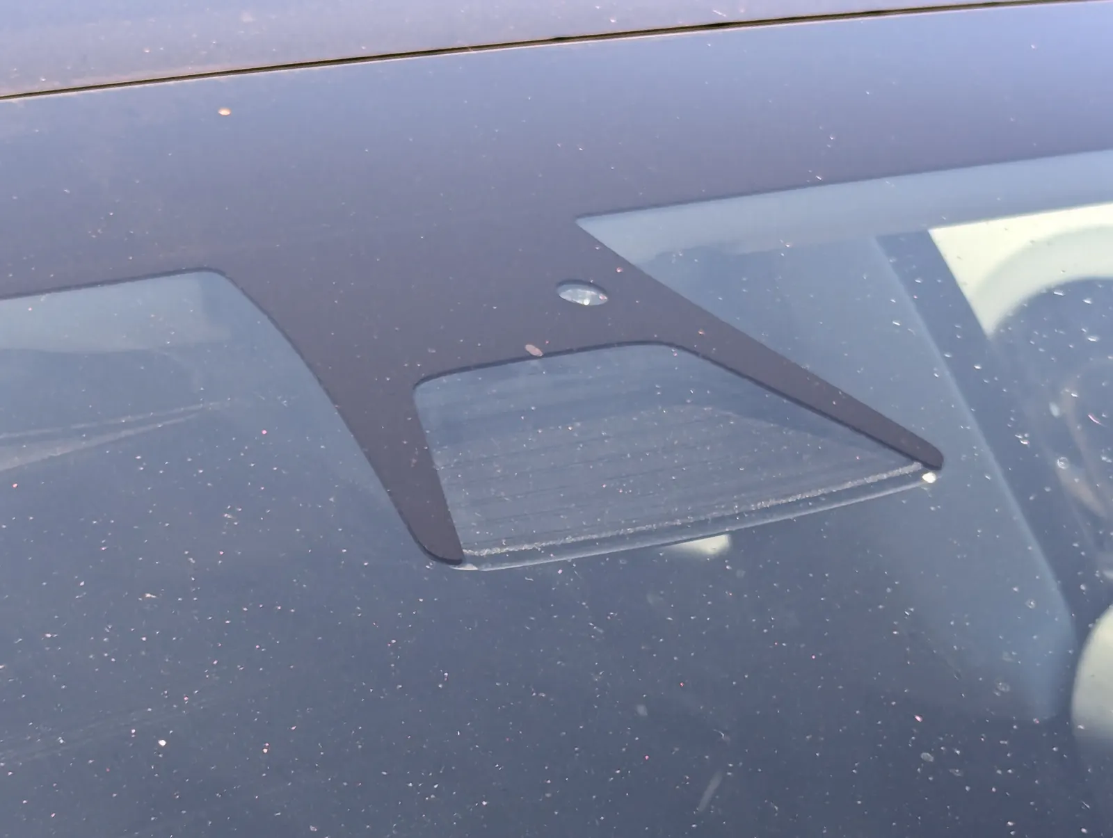 Cámara frontal de un Tesla detrás del parabrisas