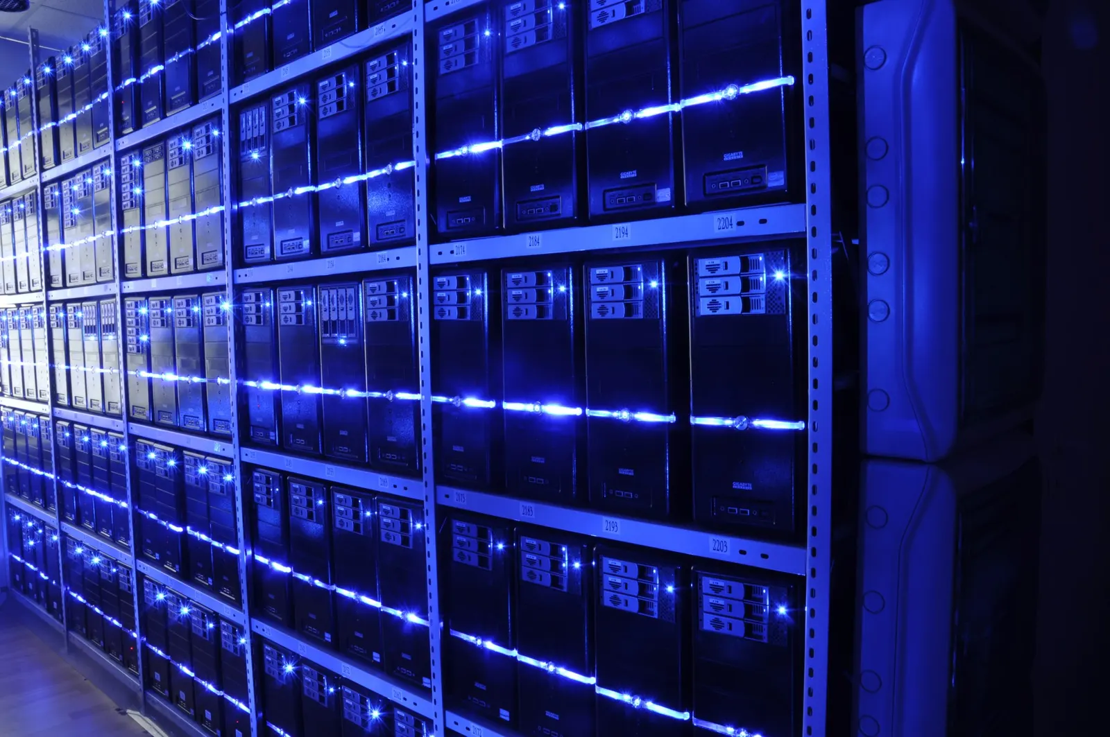 Pasillo de un centro de datos con racks de servidores a ambos lados