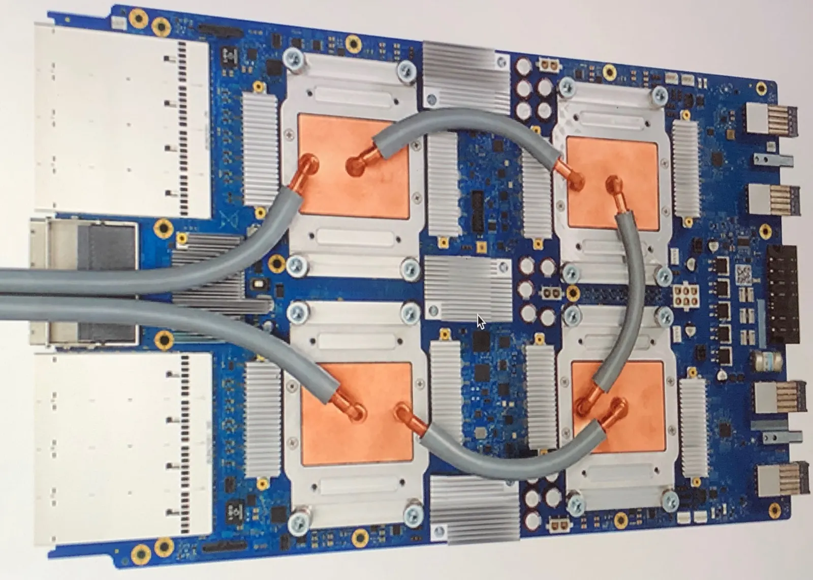Placa con un chip TPU 3.0 de Google y su sistema de refrigeración