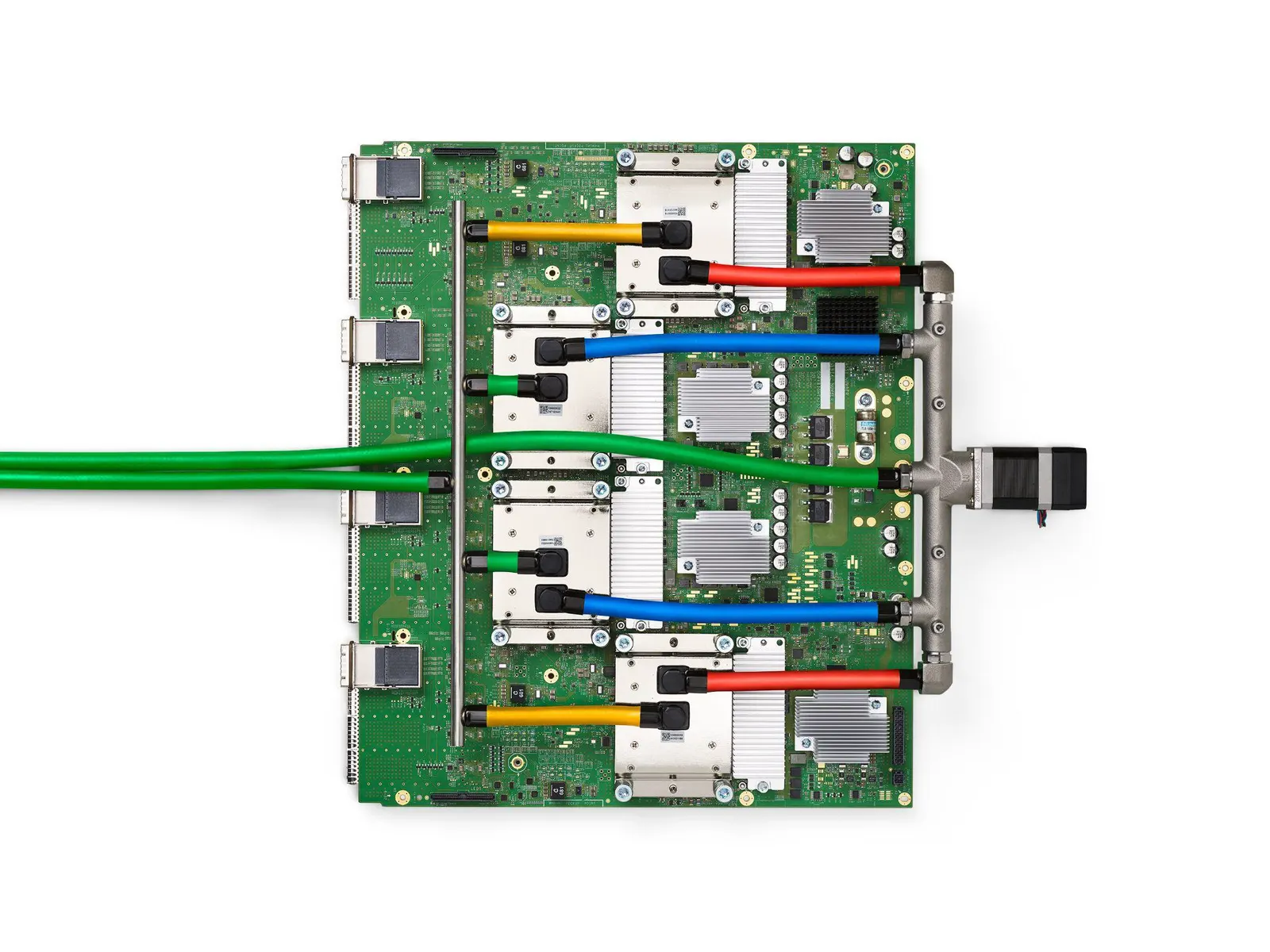 Placa con cuatro chips TPU v4 de Google conectados a un circuito de refrigeración líquida